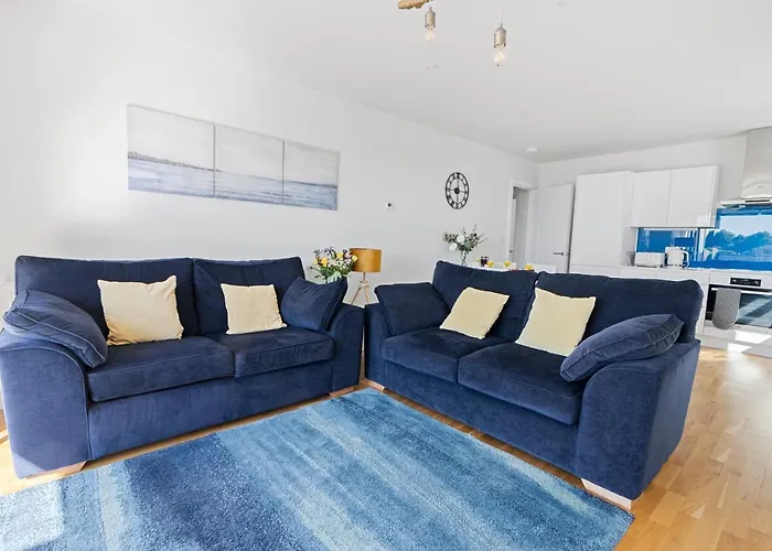 Stunning Coastal Apartment In Maidencombe With Sea Views & Garden